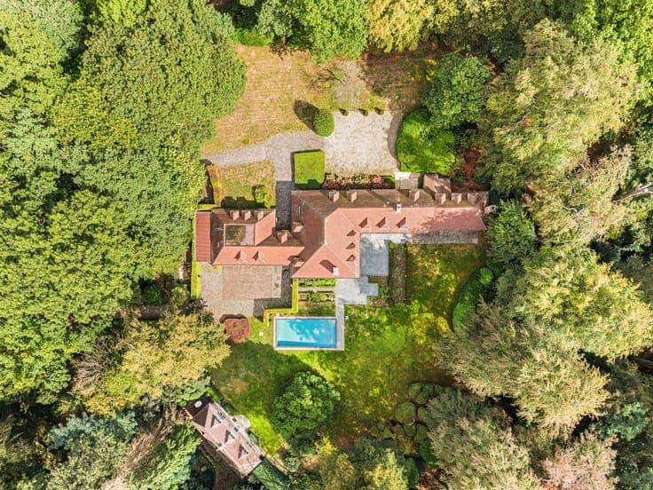 Classic villa on exceptional park estate of approximately 1