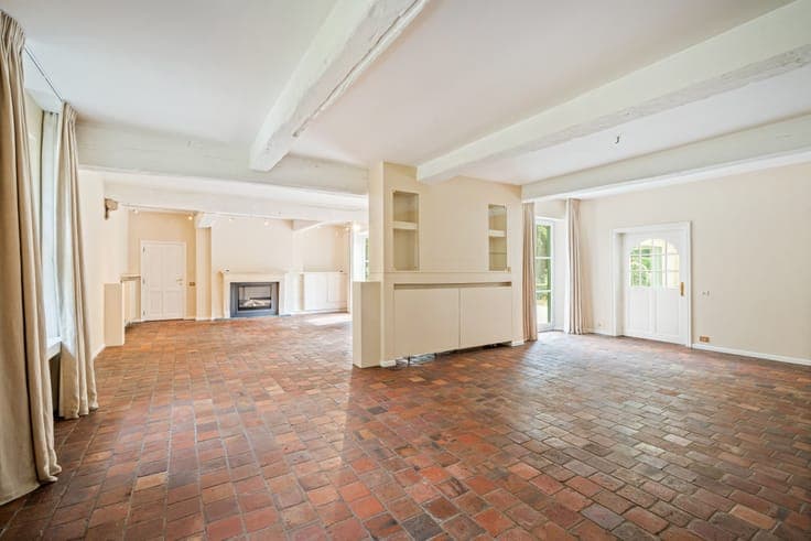 Classic villa on exceptional park estate of approximately 1