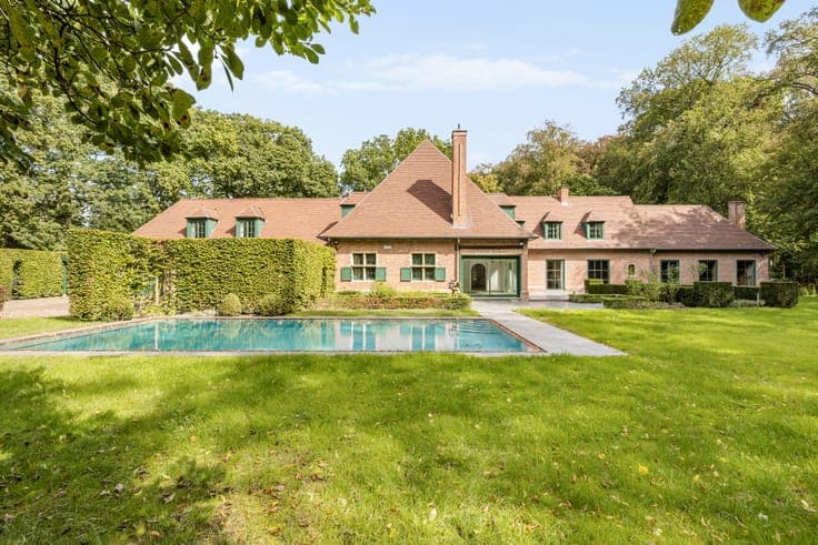 Classic villa on exceptional park estate of approximately 1