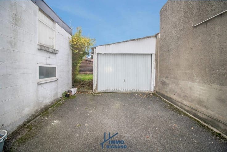 Halfopen woning met diepe oprit met garage en tuin