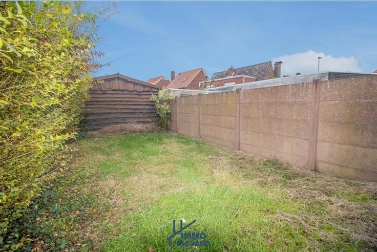 Halfopen woning met diepe oprit met garage en tuin