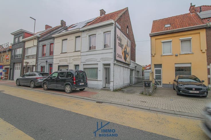 Halfopen woning met diepe oprit met garage en tuin