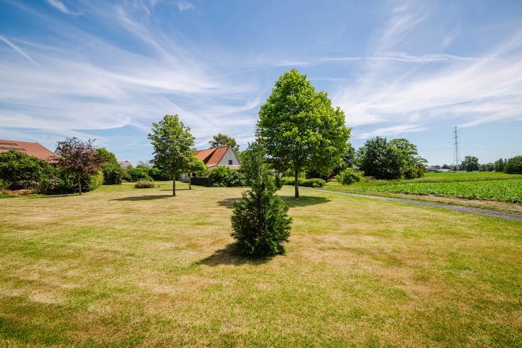 Authentic farmhouse in need of renovation in Poesele