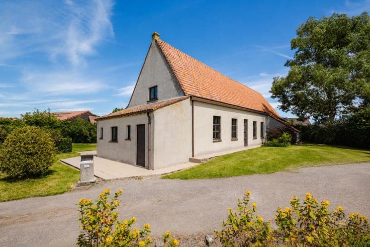 Authentic farmhouse in need of renovation in Poesele