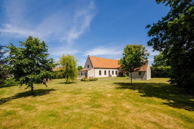 Authentic farmhouse in need of renovation in Poesele