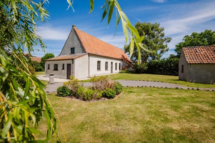 Authentic farmhouse in need of renovation in Poesele