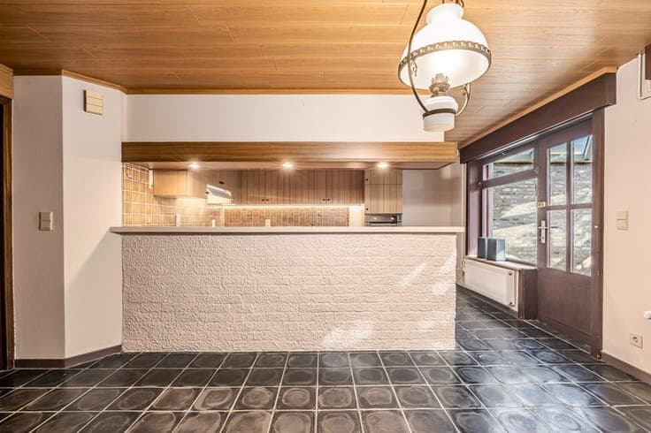 Op te frissen woning met perceel bouwgrond