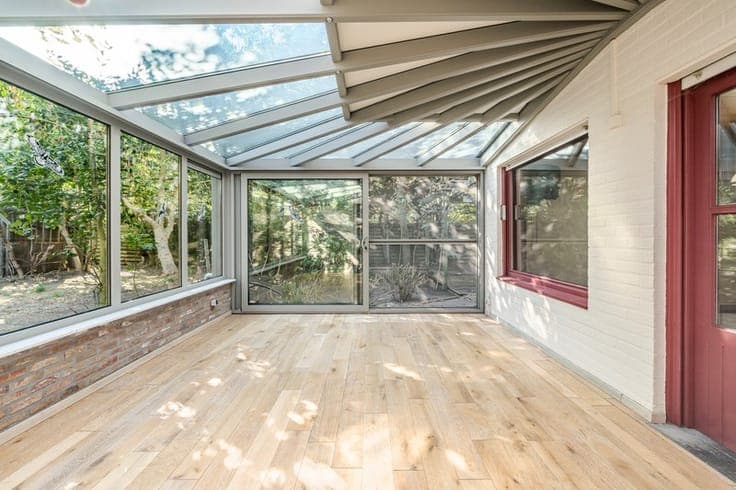 Op te frissen woning met perceel bouwgrond