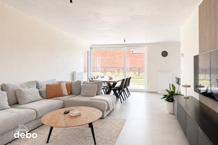 Recente halfopen woning met ruime tuin en carport