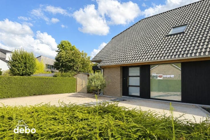 Recente halfopen woning met ruime tuin en carport