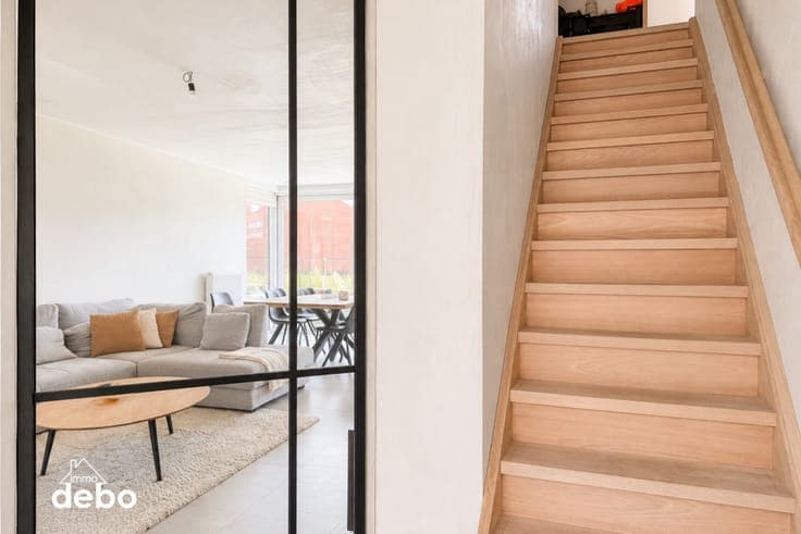 Recente halfopen woning met ruime tuin en carport