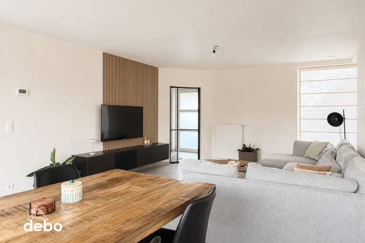 Recente halfopen woning met ruime tuin en carport