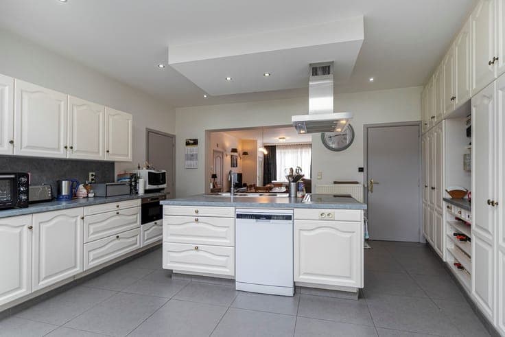 Ruime woning (191 m²) met 4 slaapkamers, magazijn en tuin (1