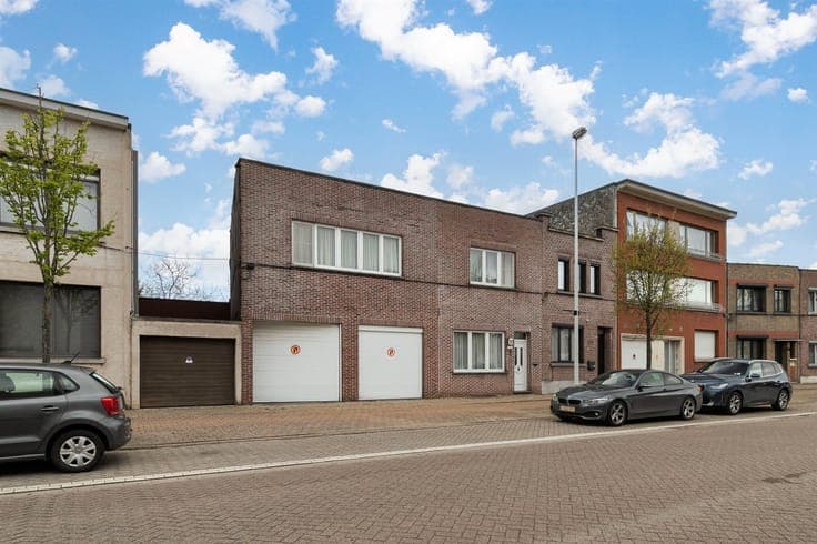 Ruime woning (191 m²) met 4 slaapkamers, magazijn en tuin (1