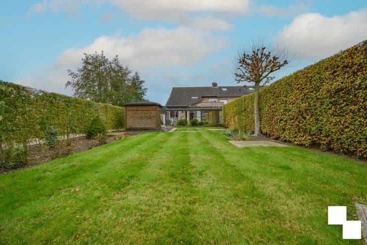 Verrassend ruime HOB met praktijk te Sint-Henricus