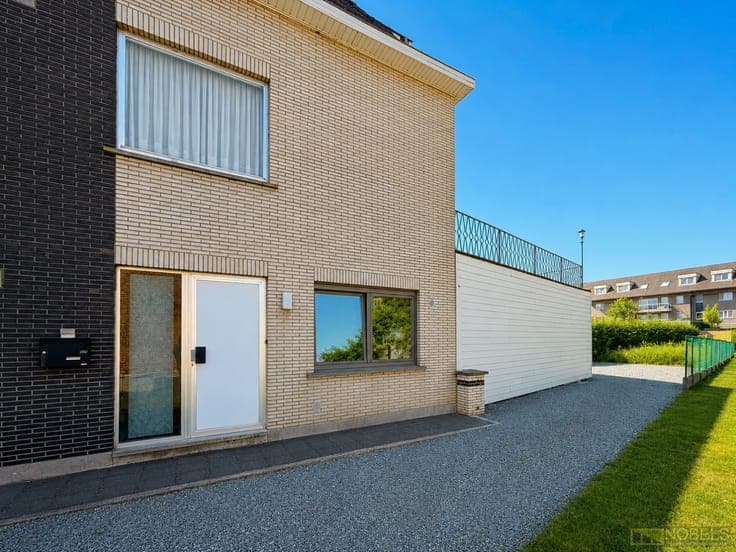 Te koop, solide opbrengsteigendom met 2 appartementen, ga...