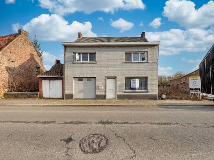 RENOVATION PROPERTY WITH 3 BEDROOMS, GARAGE, AND TERRACE IN