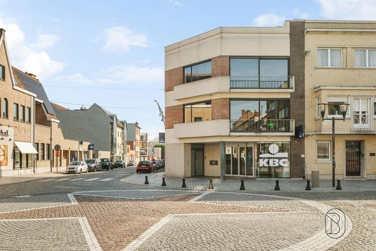 Downtown Ronse: Spacious 4-bedroom apartment with a 63 m² te