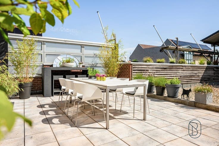 Downtown Ronse: Spacious 4-bedroom apartment with a 63 m² te