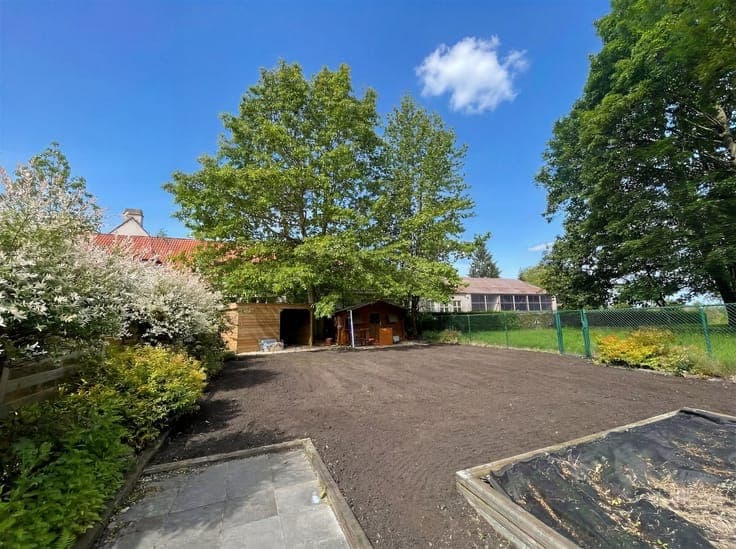 Prime located home (332 m²) with tremendous potential!