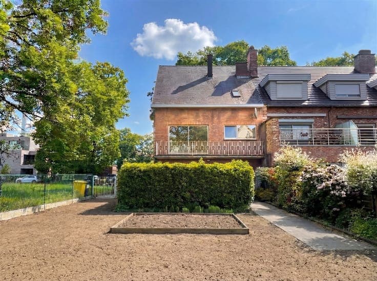 Prime located home (332 m²) with tremendous potential!