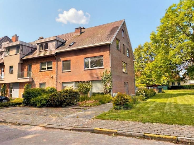 Prime located home (332 m²) with tremendous potential!