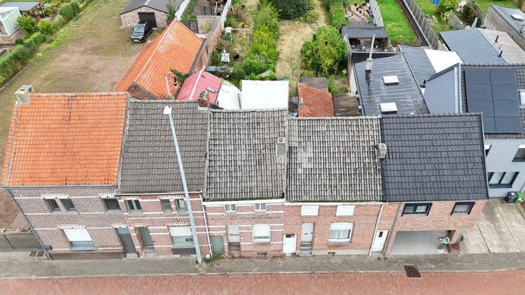 Twee te renoveren woningen met tuin.