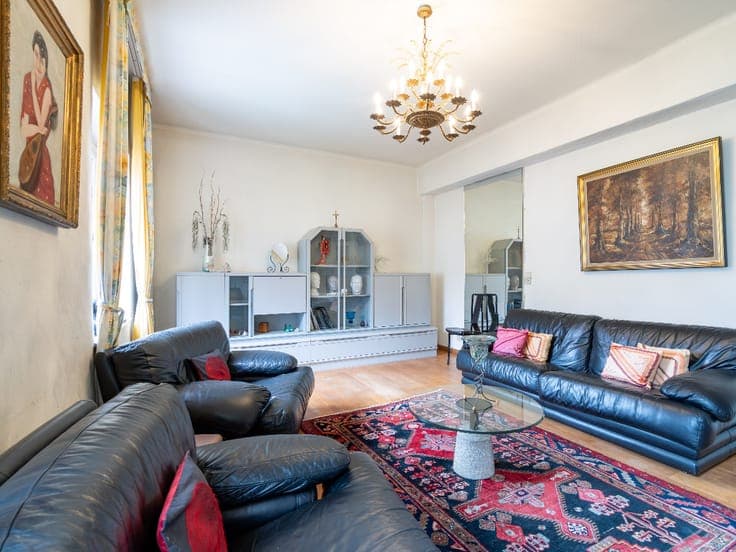 6-bedroom house with study in the centre of Saint-Hubert