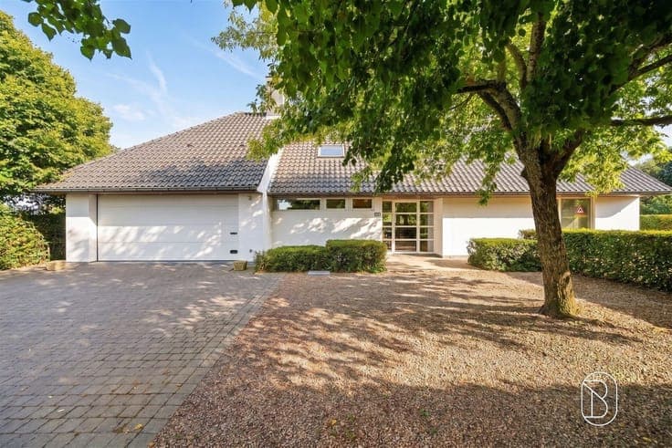 Spacious villa with 4 bedrooms, a double garage, and a styli