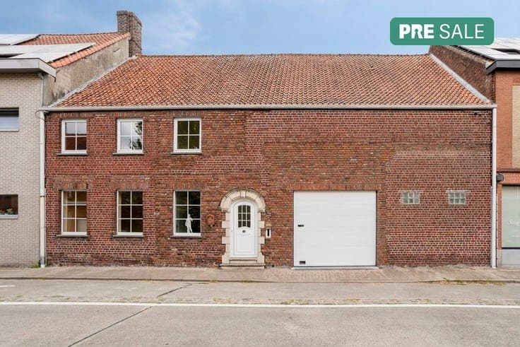 Spacious family home to renovate on 588 m² for sale in Heule