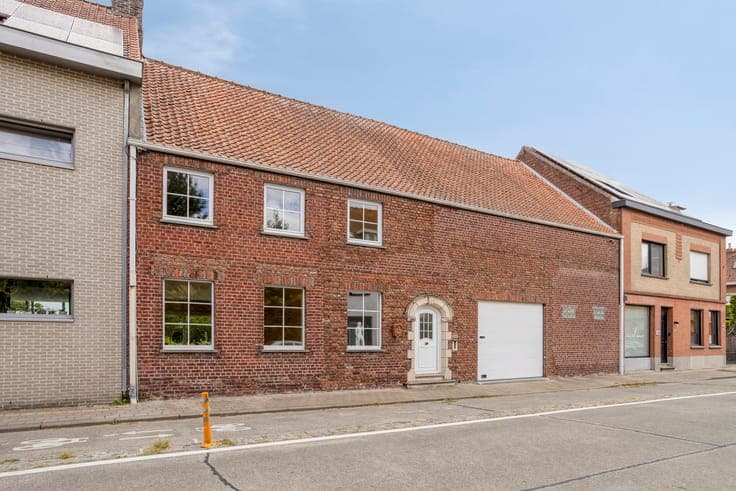 Spacious family home to renovate on 588 m² for sale in Heule