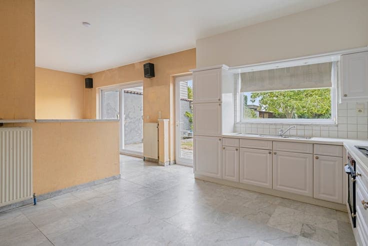 Spacious family home to renovate on 588 m² for sale in Heule