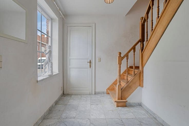 Spacious family home to renovate on 588 m² for sale in Heule