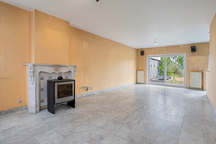 Spacious family home to renovate on 588 m² for sale in Heule