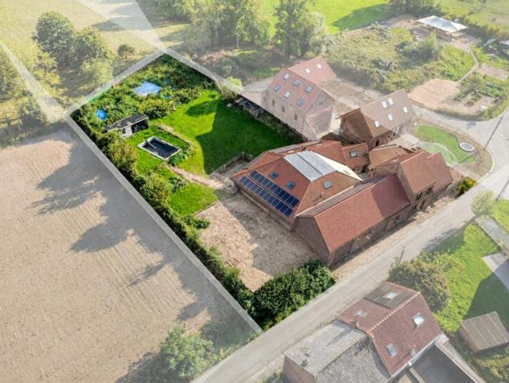 Spacious renovated farmhouse with workshop, pool and EPC B