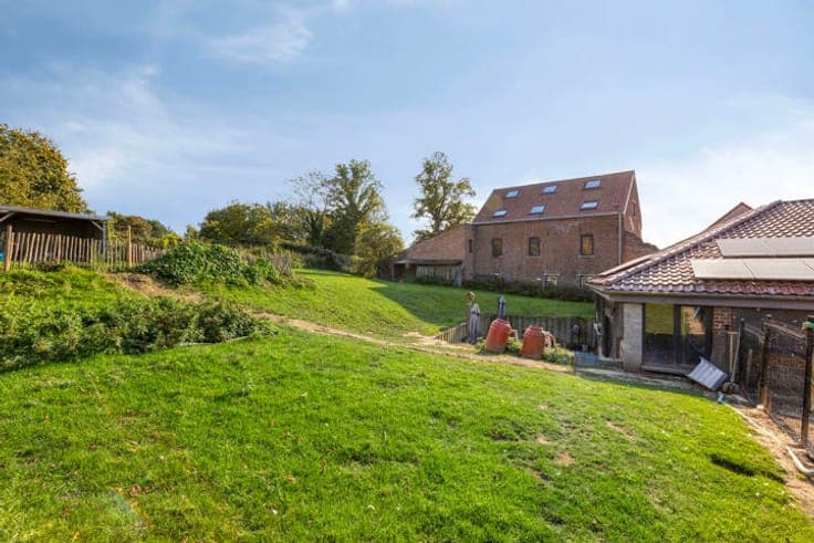 Spacious renovated farmhouse with workshop, pool and EPC B
