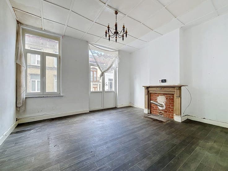 House ±165m² + garden ±35m² in need of renovation!