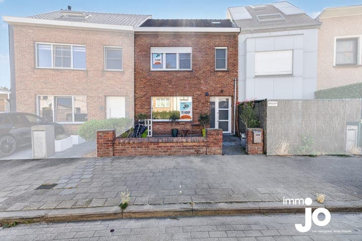 A ready-to-move-in property in Ostend-Mariakerke with 2 t...