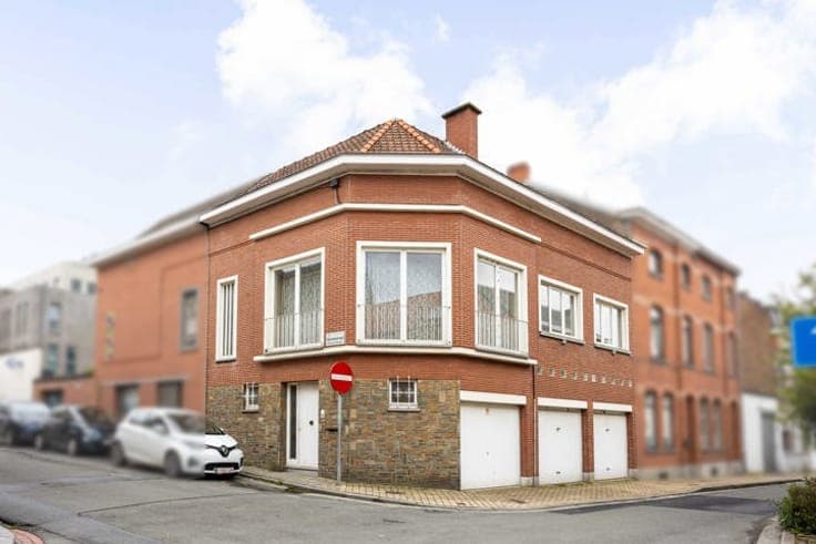 Interesting Property with House and 3 Garages