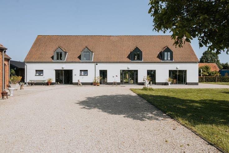 Uniek landgoed met hoeve, atelier, gastenverblijf en stallen