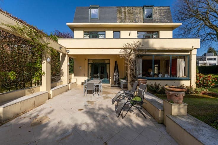 Villa (6bd, 4ba) with garden and garages