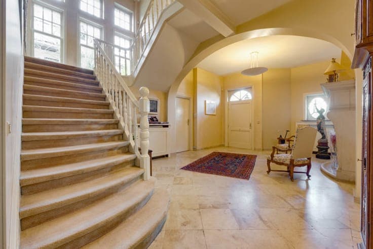 Villa (6bd, 4ba) with garden and garages