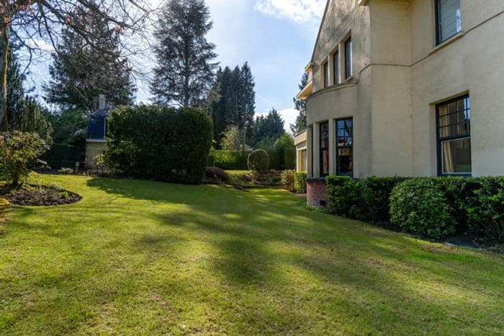 Villa (6bd, 4ba) with garden and garages