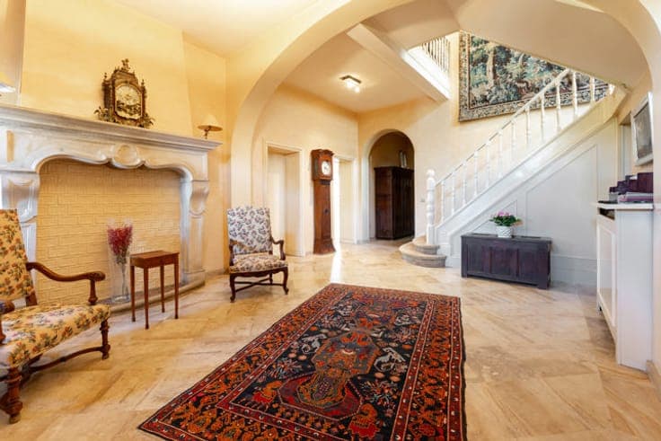 Villa (6bd, 4ba) with garden and garages