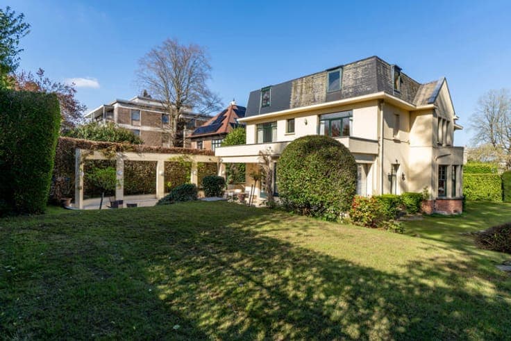 Villa (6bd, 4ba) with garden and garages