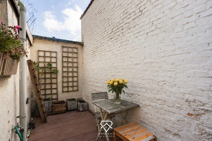 Instapklare woning met drie verdiepingen en buitenruimte ...