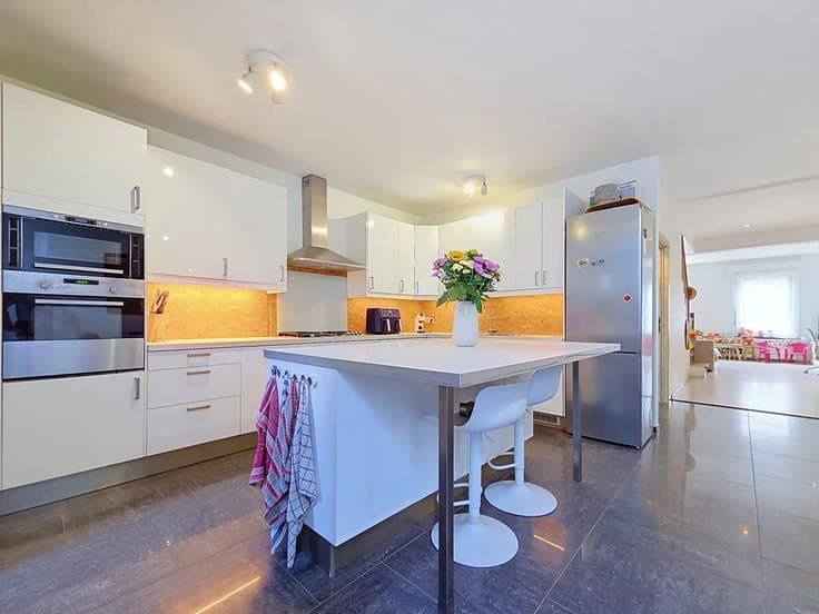 Sale - House Sint-Pieters-Leeuw - 399,000 €