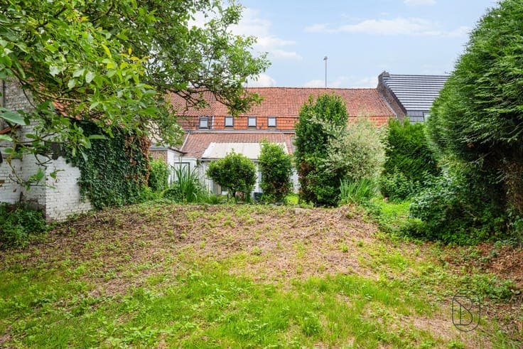 Authentic property to renovate or demolish