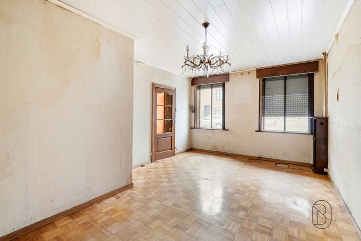 Authentic property to renovate or demolish