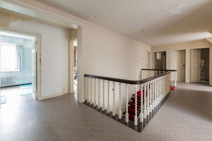 Riante te renoveren villa met grote tuin in centrum Rumbeke